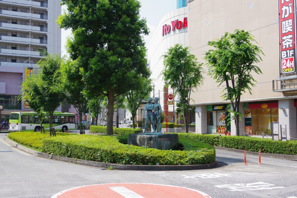 川﨑普照の屋外彫刻『未来への讃歌』@東京都北区・赤羽駅西口 遠景2