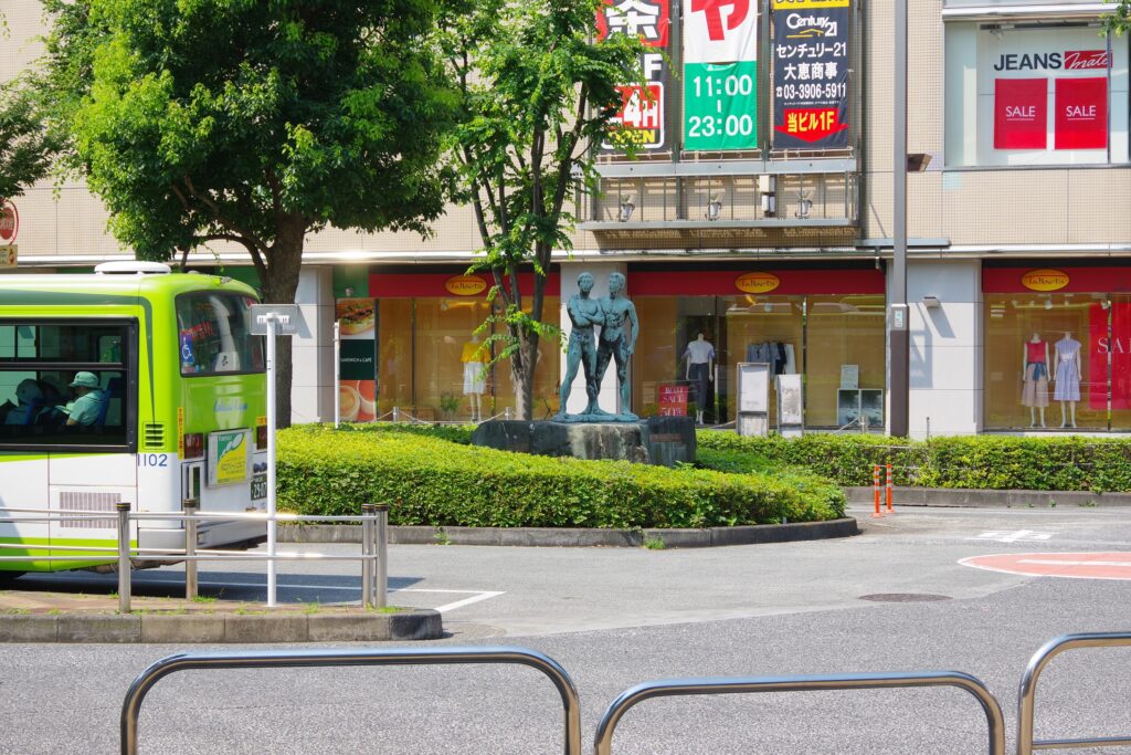 川﨑普照の屋外彫刻『未来への讃歌』@東京都北区・赤羽駅西口 遠景1