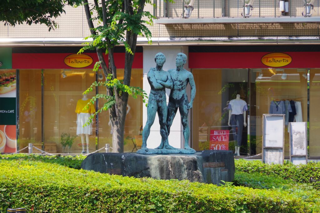 川﨑普照の屋外彫刻『未来への讃歌』@東京都北区・赤羽駅西口 遠景3