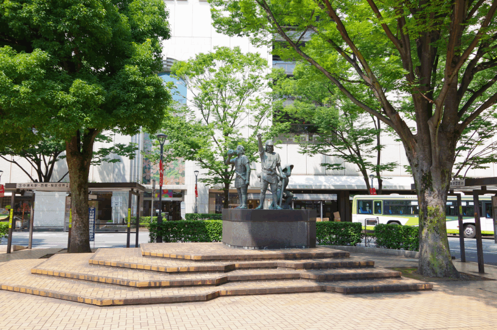 滝川毘堂の屋外彫刻『武者群像』@さいたま市浦和区・浦和駅西口 遠景1