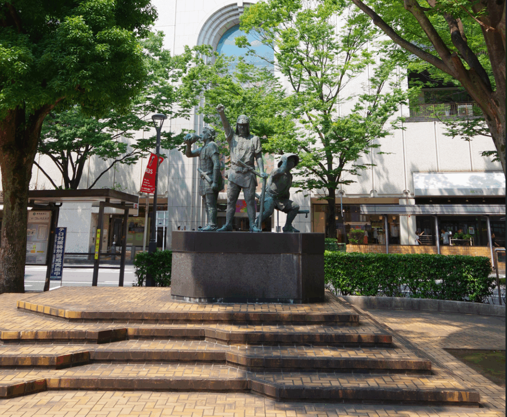 滝川毘堂の屋外彫刻『武者群像』@さいたま市浦和区・浦和駅西口 遠景2