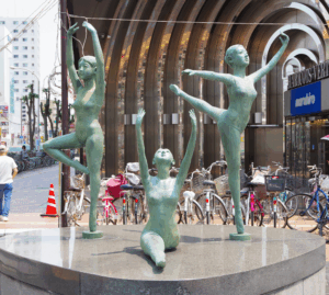 屋外彫刻『躍動』＠埼玉県上尾市・上尾駅東口　４