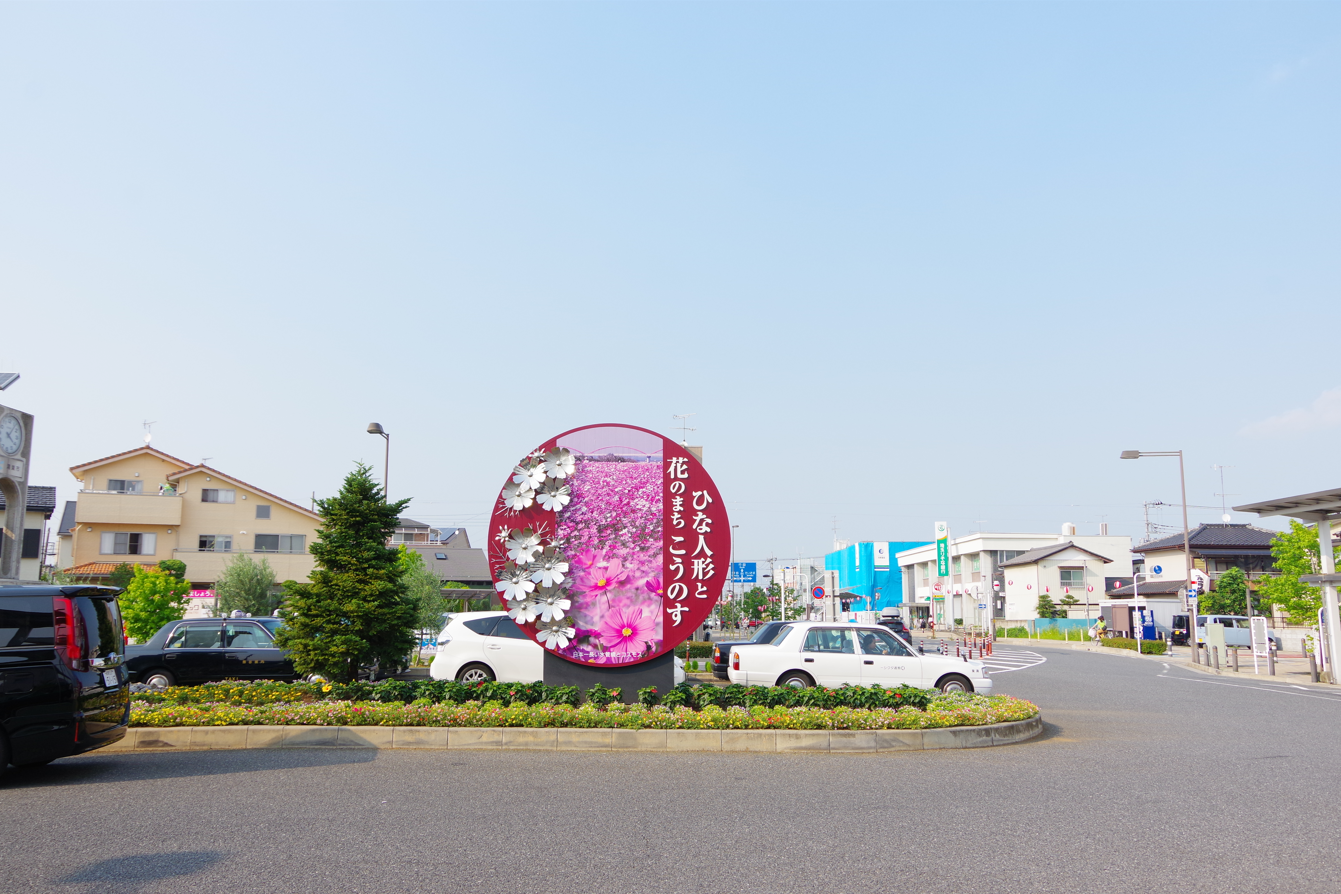 モニュメント『ひな人形と花のまち こうのす』@埼玉県鴻巣市・吹上駅北口 1