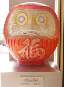 モニュメント『幸福のだるま』＠群馬県高崎市・高崎駅西口　２