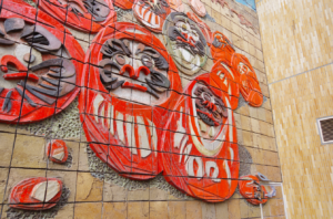 レリーフ『だるまの詩』＠群馬県高崎市・高崎駅西口　３