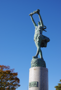 屋外彫刻『風と花』＠群馬県渋川市・渋川駅前　２