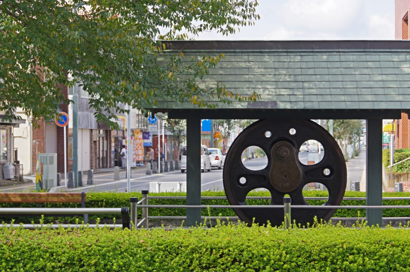 モニュメント『C57蒸気機関車の動輪』＠栃木県下野市・小金井駅西口　３