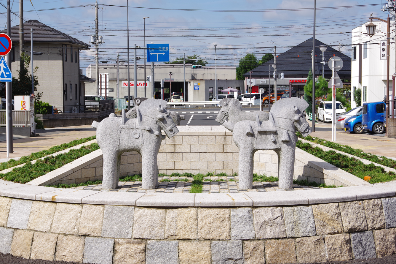 屋外彫刻『甲塚古墳出土馬型埴輪像』＠栃木県下野市・自治医大駅西口　１