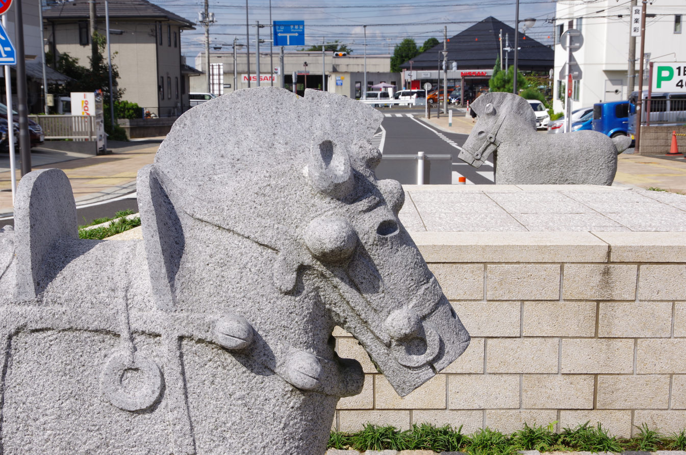 屋外彫刻『甲塚古墳出土馬型埴輪像』＠栃木県下野市・自治医大駅西口　２
