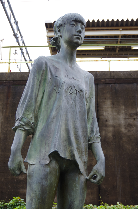 浦山一雄『BLACK uniform』｜東京都荒川区の屋外彫刻 - モニュメントnet